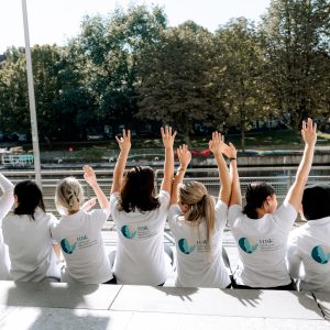 Hier lernen fröhliche Kosmetikerinnen NiSV