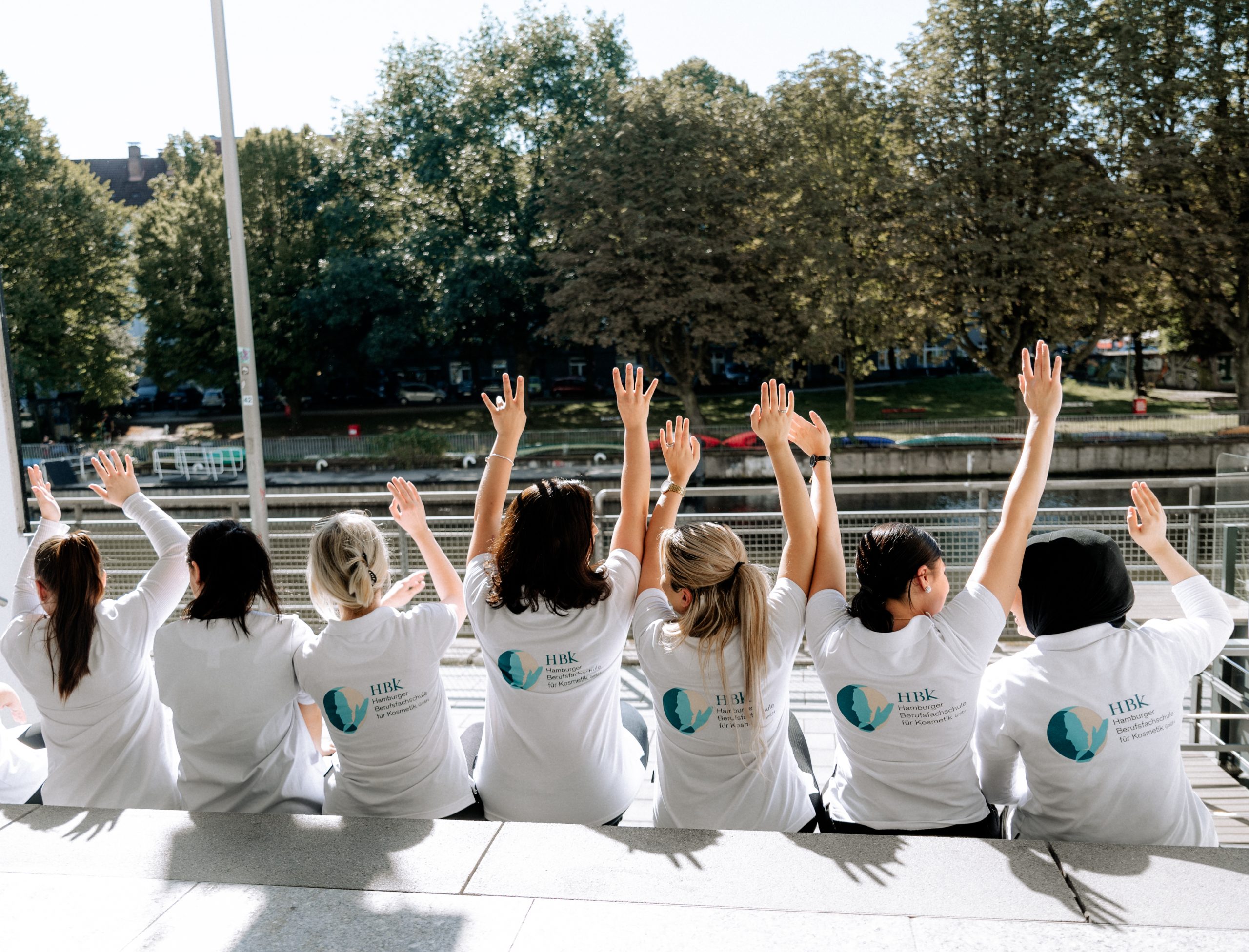 Hier lernen fröhliche Kosmetikerinnen NiSV